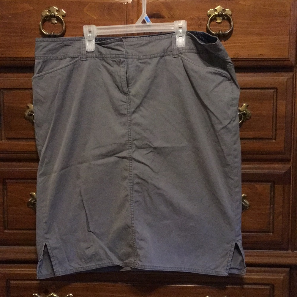 Lands’ End gray skirt